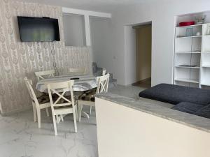 - une salle à manger avec une table, des chaises et un lit dans l'établissement Hiša Tartinijeva, à Izola