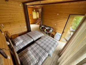 een uitzicht op twee bedden in een hut bij Harsnadzor Eco Resort in Halidzor