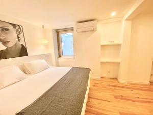 - une chambre dotée d'un lit avec une photo sur le mur dans l'établissement MY LX FLAT Stylish Apartment in Santa Catarina, à Lisbonne