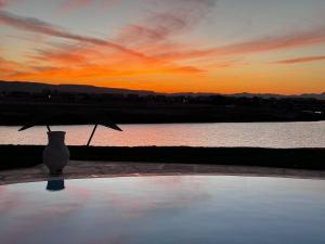 wazon z parasolką siedzącą obok zbiornika wody w obiekcie Sunset Villa in El Gouna with Private Heated Pool w mieście Hurghada
