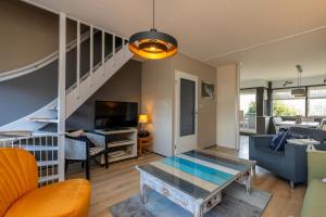 sala de estar con sofá y mesa en Appartement - Duinweg 117-14 Zoutelande, en Zoutelande