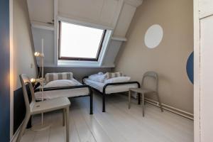 Habitación hospitalaria con 2 camas y ventana en Appartement - Duinweg 117-14 Zoutelande, en Zoutelande