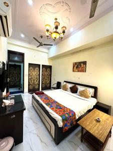 Jaipur Heritage Haveli في جايبور: غرفة نوم بسرير كبير وطاولة