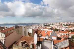 Blick auf eine Stadt vom Dach eines Gebäudes in der Unterkunft MY LX FLAT Bairro Alto Design Apartments in Lissabon