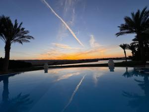 duży basen z zachodem słońca w tle w obiekcie Sunset Villa in El Gouna with Private Heated Pool w mieście Hurghada
