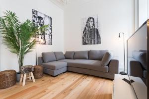 uma sala de estar com um sofá e uma planta em MY LX FLAT Baixa Alfama Apartments em Lisboa