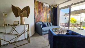 sala de estar con sofá azul y mesa en BeachClub Mediterran Garden en Mogán