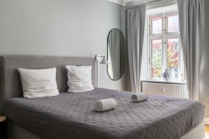 1 dormitorio con 1 cama con 2 toallas en Lovely Flat in Vibrant Area, en Copenhague
