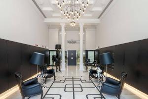 里斯本MY LX FLAT Stylish and Design Gem in Rossio的一个带椅子和马的沙龙,位于房间里