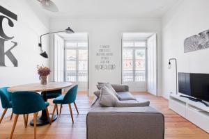 uma sala de estar com um sofá e uma mesa em MY LX FLAT Baixa Alfama Apartments em Lisboa