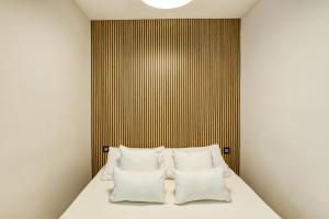 łóżko z dwoma poduszkami na górze w obiekcie Atic Sun Miami w mieście Empuriabrava
