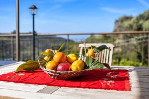 a basket of fruit sitting on a table at Studio Pelagos in Pompeiana