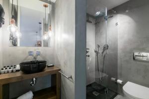 ein Bad mit einem Waschbecken und einer Glasdusche in der Unterkunft MY LX FLAT Bairro Alto Design Apartments in Lissabon