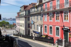 un grupo de edificios en una calle de la ciudad con una calle en MY LX FLAT Luxury Chiado Design Apartment en Lisboa