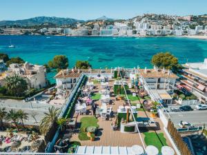 una vista aérea de una playa y el océano en Hotel Bahia del Sol, en Santa Ponsa
