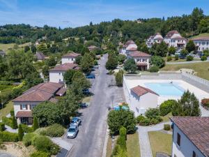 een luchtzicht op een woonwijk met een zwembad bij Les Hauts de Sarlat G4 - Clim Piscine Parking WiFi in Sarlat-la-Canéda