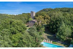 una finca en el bosque con una piscina y un castillo en Villa Linchiano, en Gambassi Terme