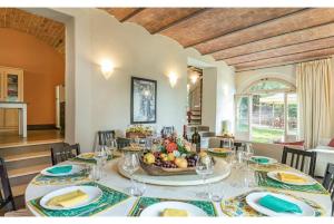 - une salle à manger avec une table et un bol de fruits dans l'établissement Villa Linchiano, à Gambassi Terme