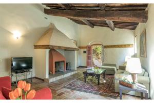 sala de estar con chimenea en Villa Linchiano, en Gambassi Terme