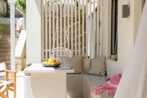 Posezení v ubytování Kynthia Suite - Escape to Seaside Makry Gialos