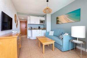 A kitchen or kitchenette at MUR Apartamentos Buenos Aires Gran Canaria
