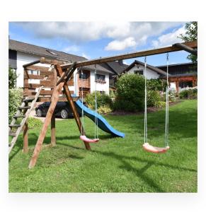 メーデバッハにあるFerienwohnung Martinaの庭滑り台付き遊び場