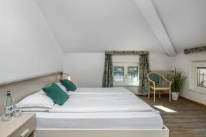 Un pat sau paturi într-o cameră la Garden House - Hotel Sport