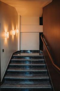 Dees Boutique Hotel في كاتماندو: مجموعة من السلالم في مبنى به أضواء