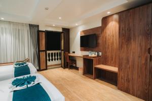 Rúm í herbergi á Dees Boutique Hotel