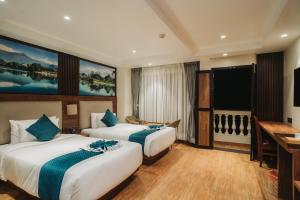 Rúm í herbergi á Dees Boutique Hotel