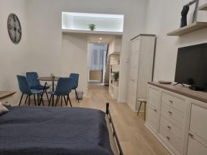 Televízia a/alebo spoločenská miestnosť v ubytovaní Deco Studio City Residence