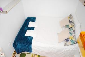 łóżko w pokoju z niebieskim kocem w obiekcie Adorable apartamento en Almagro w Madrycie