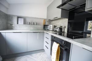 מטבח או מטבחון ב-Rothes Residence - SJA Stays - Luxury 3 Bed House