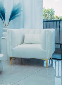 un sofá blanco sentado en la parte superior de un balcón en Blue Waves Luxury Apartment- Power Backup, en Johannesburgo