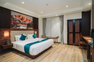 een hotelkamer met een groot bed en een bureau bij Dees Boutique Hotel in Kathmandu