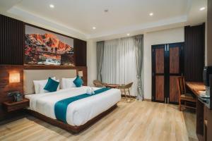 Rúm í herbergi á Dees Boutique Hotel