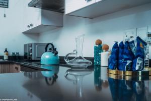 una cocina con encimera y un aparato de cristal en Blue Waves Luxury Apartment- Power Backup, en Johannesburgo