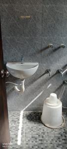 y baño con lavabo blanco y espejo. en Mount Heera Hotel-Alandur en Chennai