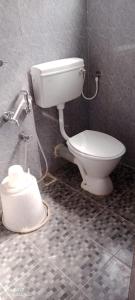 uma casa de banho com um WC branco numa cabina em Mount Heera Hotel-Alandur em Chennai