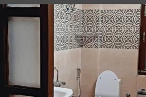 un baño con inodoro y lavabo en Family' sweet, en Shimla