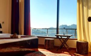 Un dormitorio con una cama y una ventana grande. en Family' sweet, en Shimla 9 fotos más