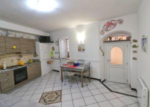 une cuisine avec une table et une salle à manger dans l'établissement Casa Sandrina, à Levanto