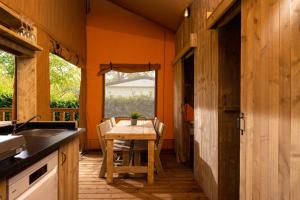 Φωτογραφία από το άλμπουμ του Safari tent the bartenter with private sanitary facilities 5 pers. σε Zuna