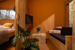 Φωτογραφία από το άλμπουμ του Safari tent the bartenter with private sanitary facilities 5 pers. σε Zuna