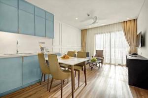 cocina y comedor con mesa y sillas en Two Bedroom with Kitchen Golden Bay Da Nang, en Da Nang