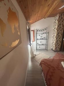 una camera con un letto e un dipinto sul muro di Gîte Chez Pierrot a Vivario