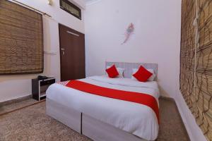 Ліжко або ліжка в номері OYO Radhe Krishana Guest House