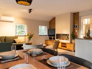 comedor y sala de estar con mesa y sillas en Luxe villa met wellness en domotica, en Soest
