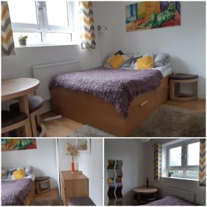 ロンドンにあるCosy room in Camden Town zone 2のベッドルーム1室(ベッド1台、テーブル付)