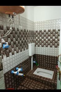 The Family Guest House Gurez Homestay Hotel tesisinde bir banyo